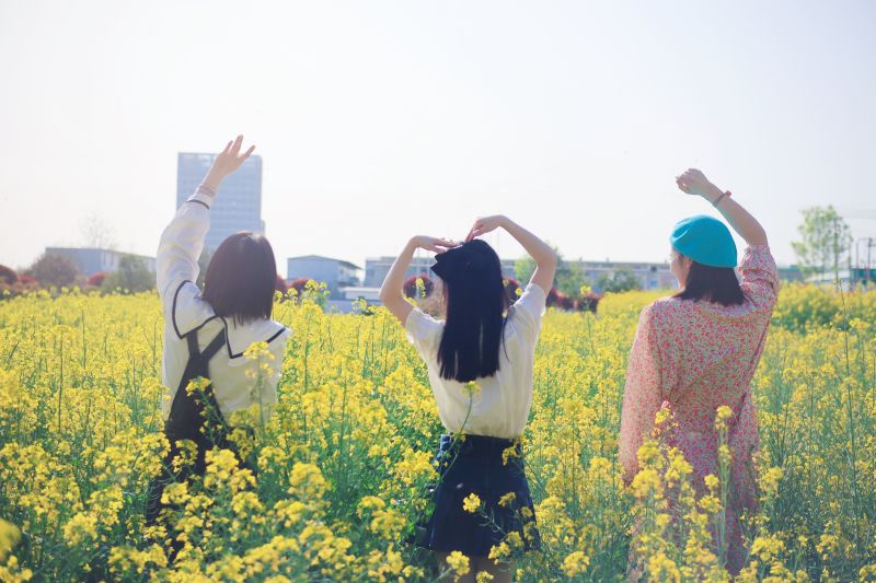 油菜花海中的人像照片
